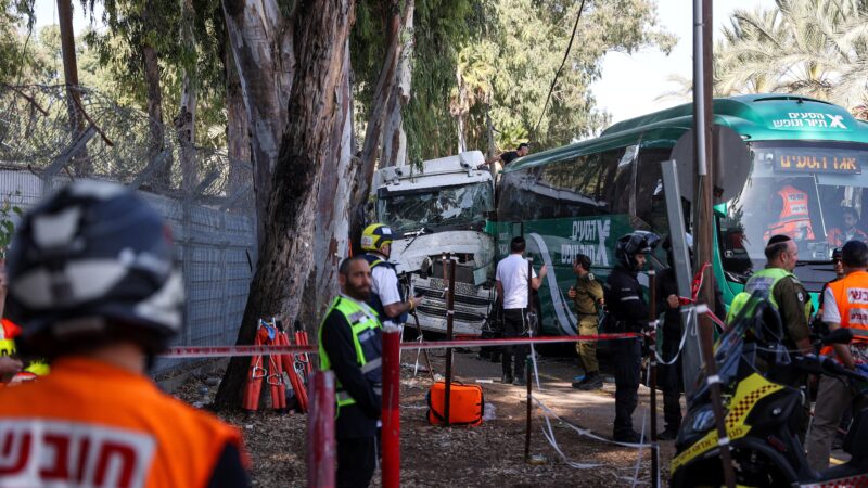 Caminhão colide em ponto de ônibus e deixa dezenas de feridos perto de base militar em Israel