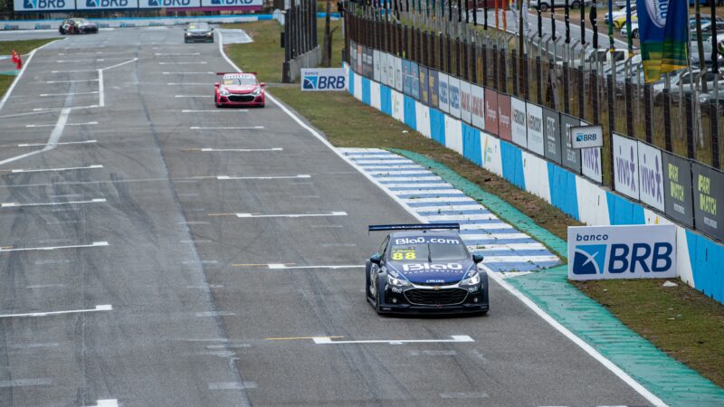 Felipe Fraga leva primeira vitória em retorno à Stock Car, no Uruguai