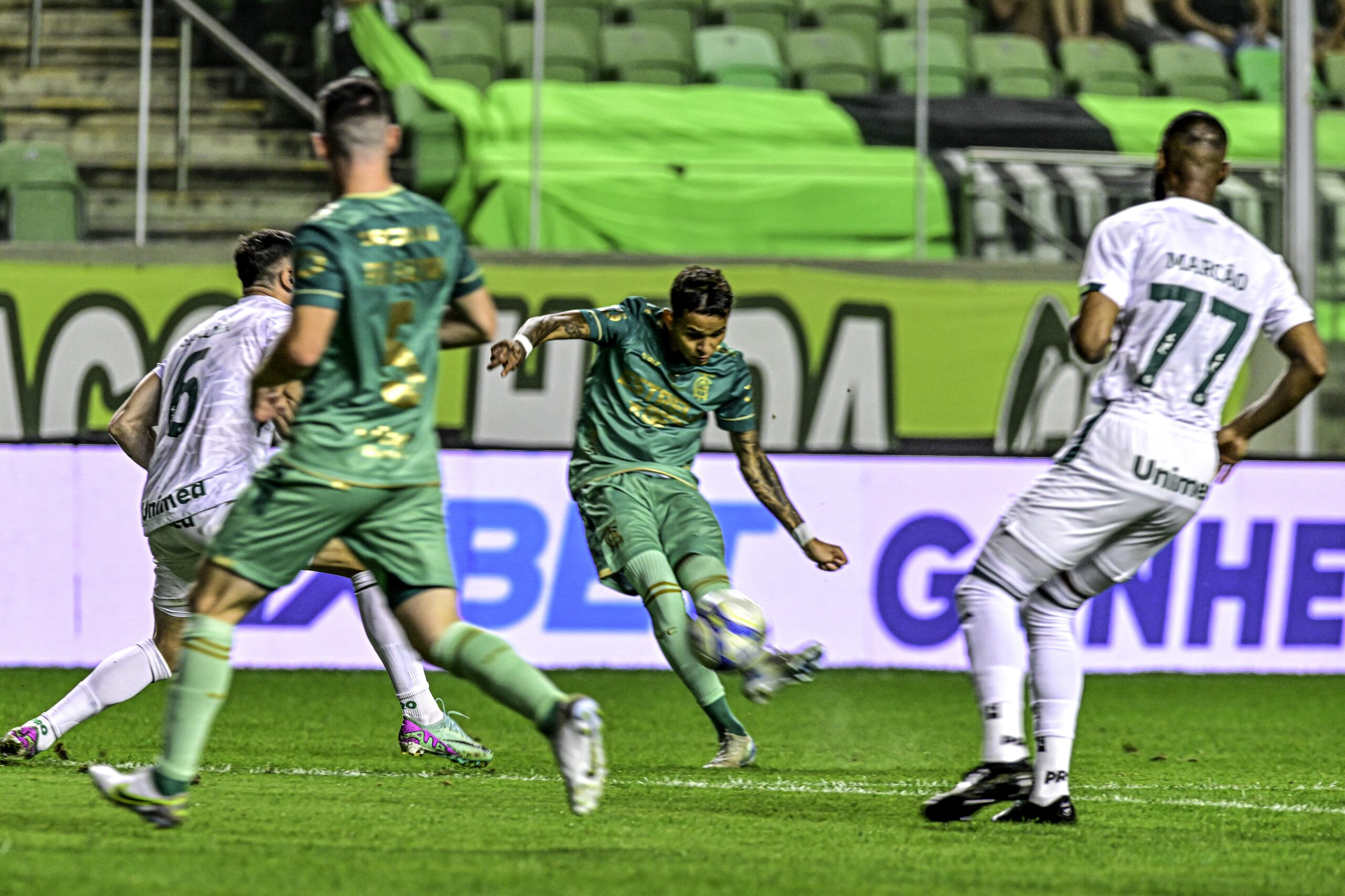 Revoltado, Tadeu dispara contra árbitro que anulou gol do Goiás: “Esse rapaz é reincidente”