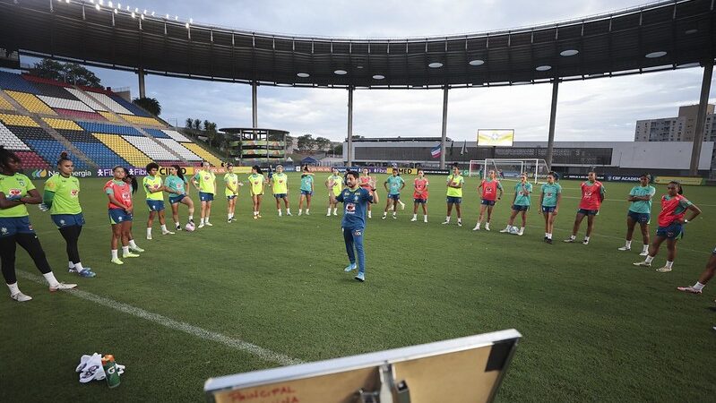 Focado nos amistosos, Arthur Elias esquece dia da cerimônia da Bola de Ouro, mas celebra: “Orgulho”