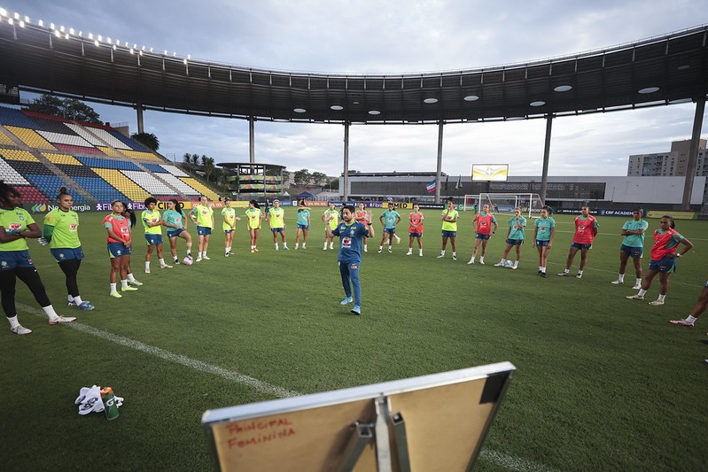 Focado nos amistosos, Arthur Elias esquece dia da cerimônia da Bola de Ouro, mas celebra: “Orgulho”