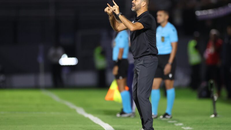 Botafogo repudia insultos xenofóbicos sofridos por Artur Jorge na vitória contra RB Bragantino