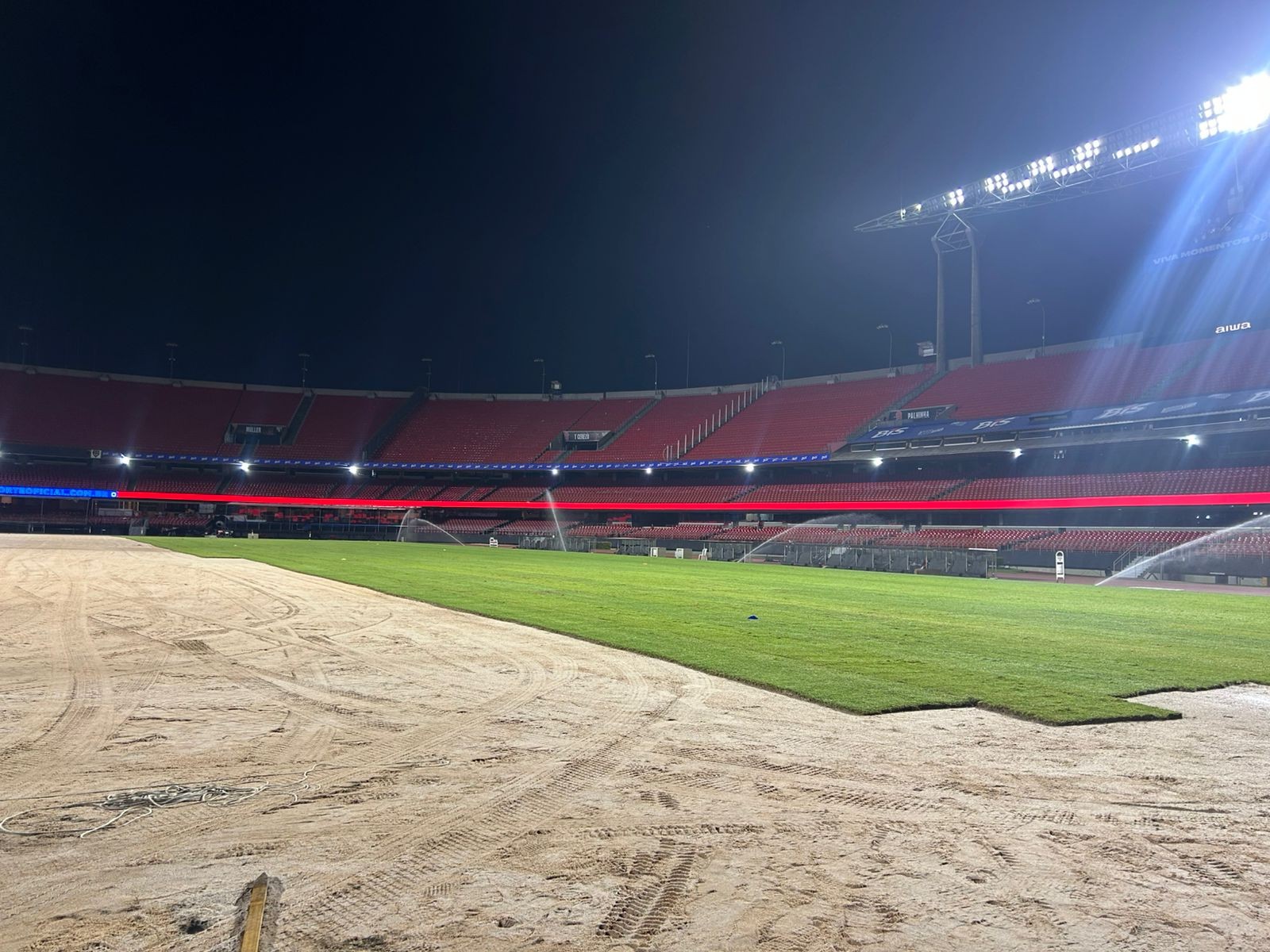 São Paulo troca gramado do Morumbis após shows; veja imagens