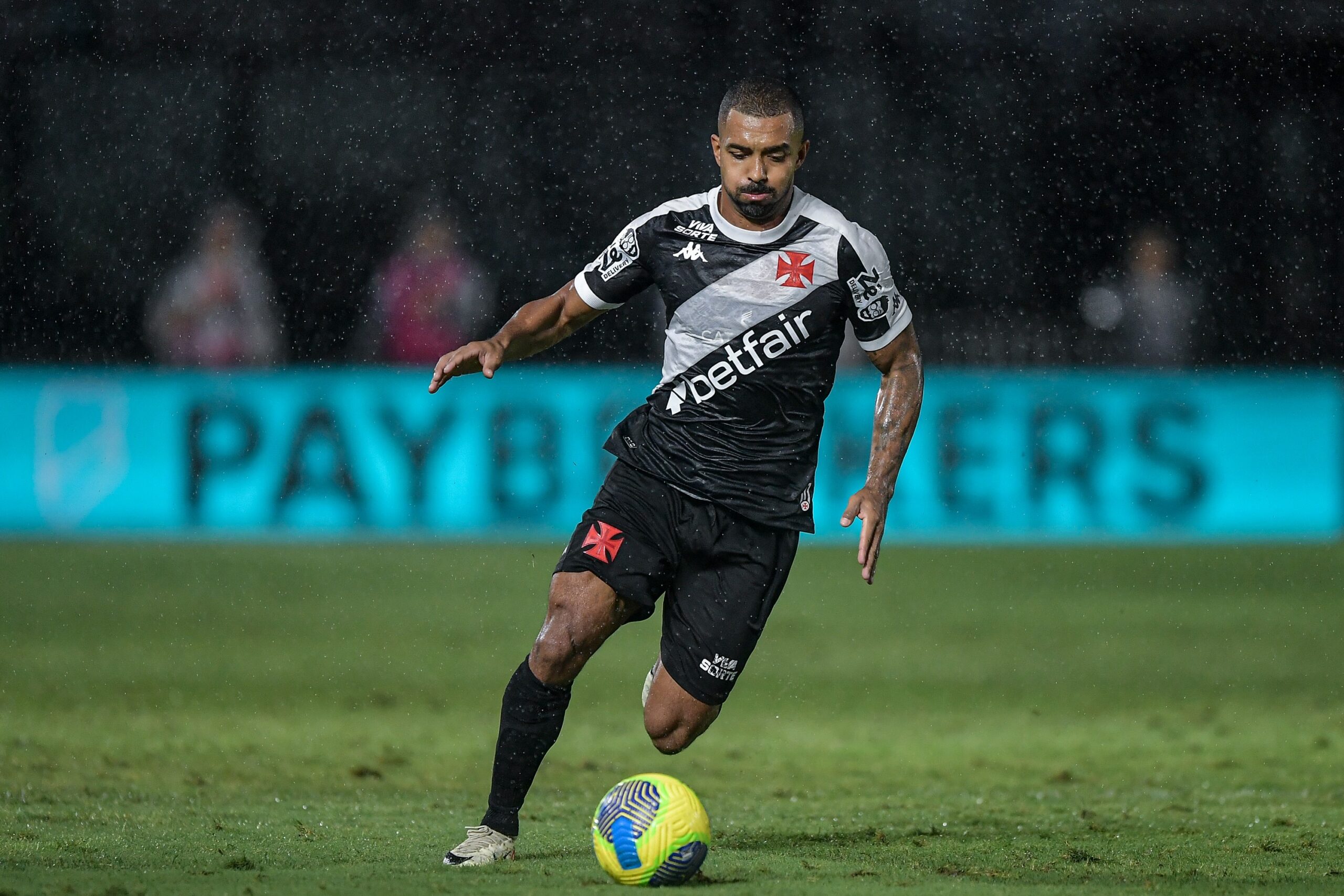 Paulo Henrique completa uma semana de antibiótico; entenda situação do lateral do Vasco