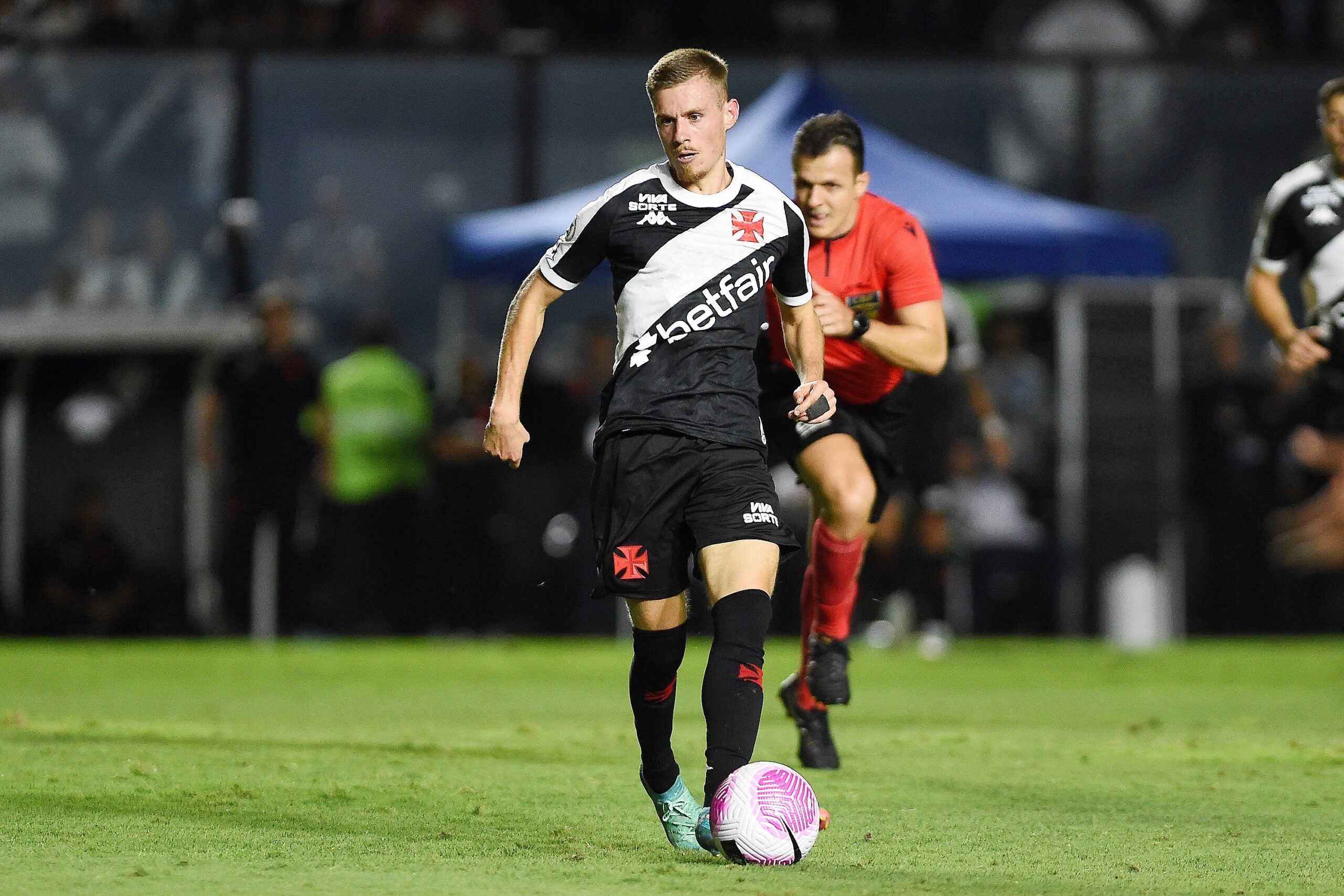 VC Escala: torcida do Vasco barra Payet e monta time com Maxime Dominguez titular