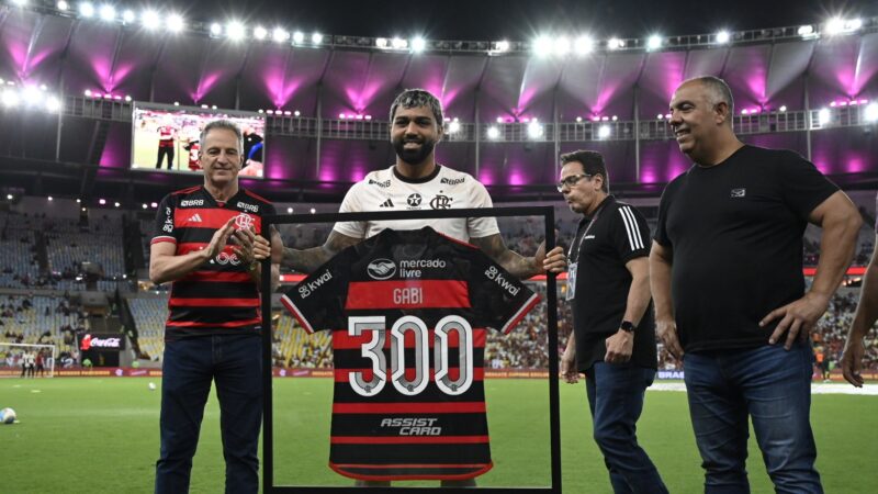 Flamengo homenageia Gabigol com placa alusiva aos 300 jogos pelo clube