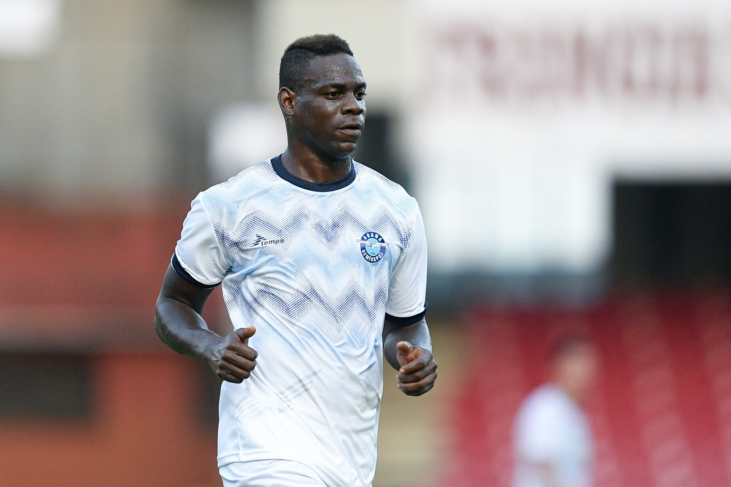 Balotelli, livre no mercado, acerta com o Genoa