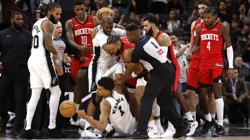 Vitória do Spurs sobre o Rockets tem confusão entre Wembanyama e Brooks; veja vídeo