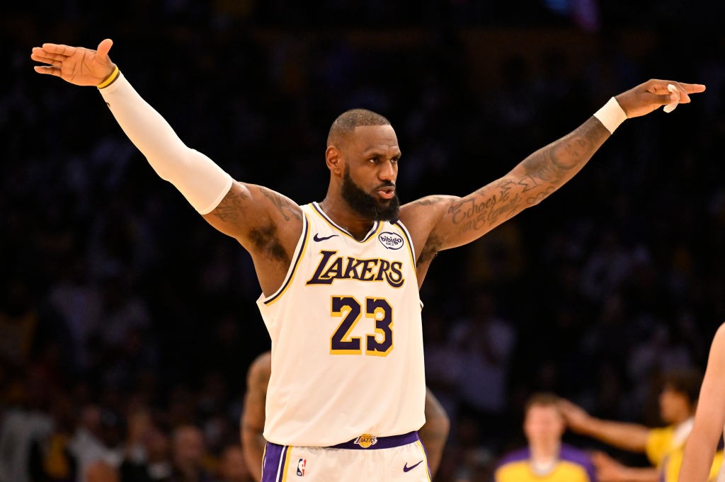 LeBron dá show, anota triplo-duplo e mantém Lakers invictos na NBA; veja lances