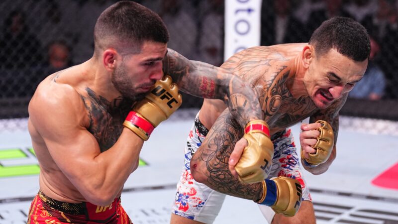 UFC 308: Topuria nocauteia Holloway e defende o cinturão dos penas