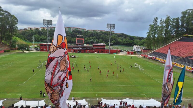 Em treino aberto para torcida, Carpini testa mudanças no time titular do Vitoria