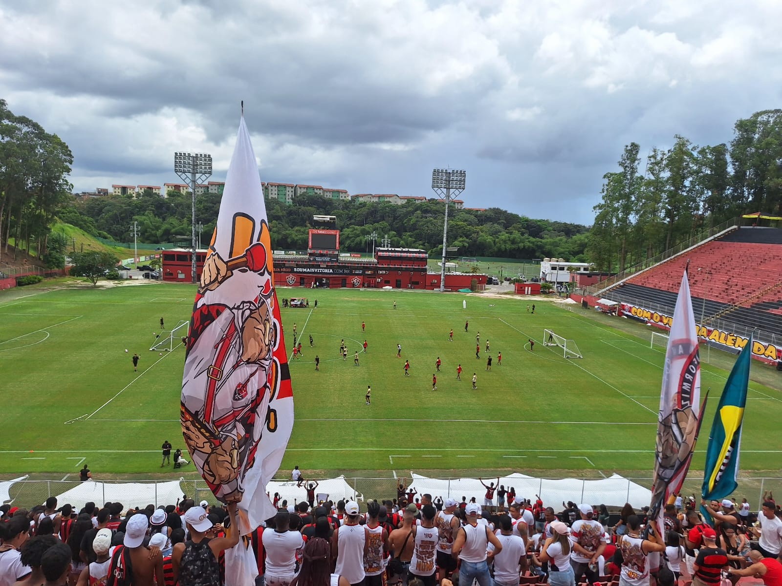 Em treino aberto para torcida, Carpini testa mudanças no time titular do Vitoria