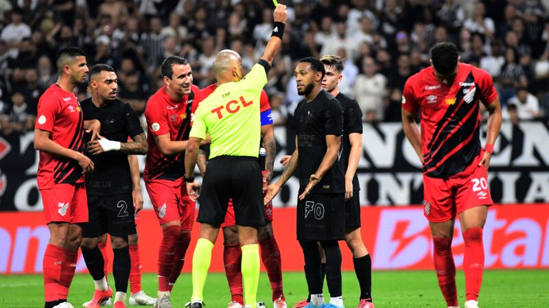 Martínez e Yuri Alberto recebem terceiro cartão amarelo e viram desfalques no Corinthians