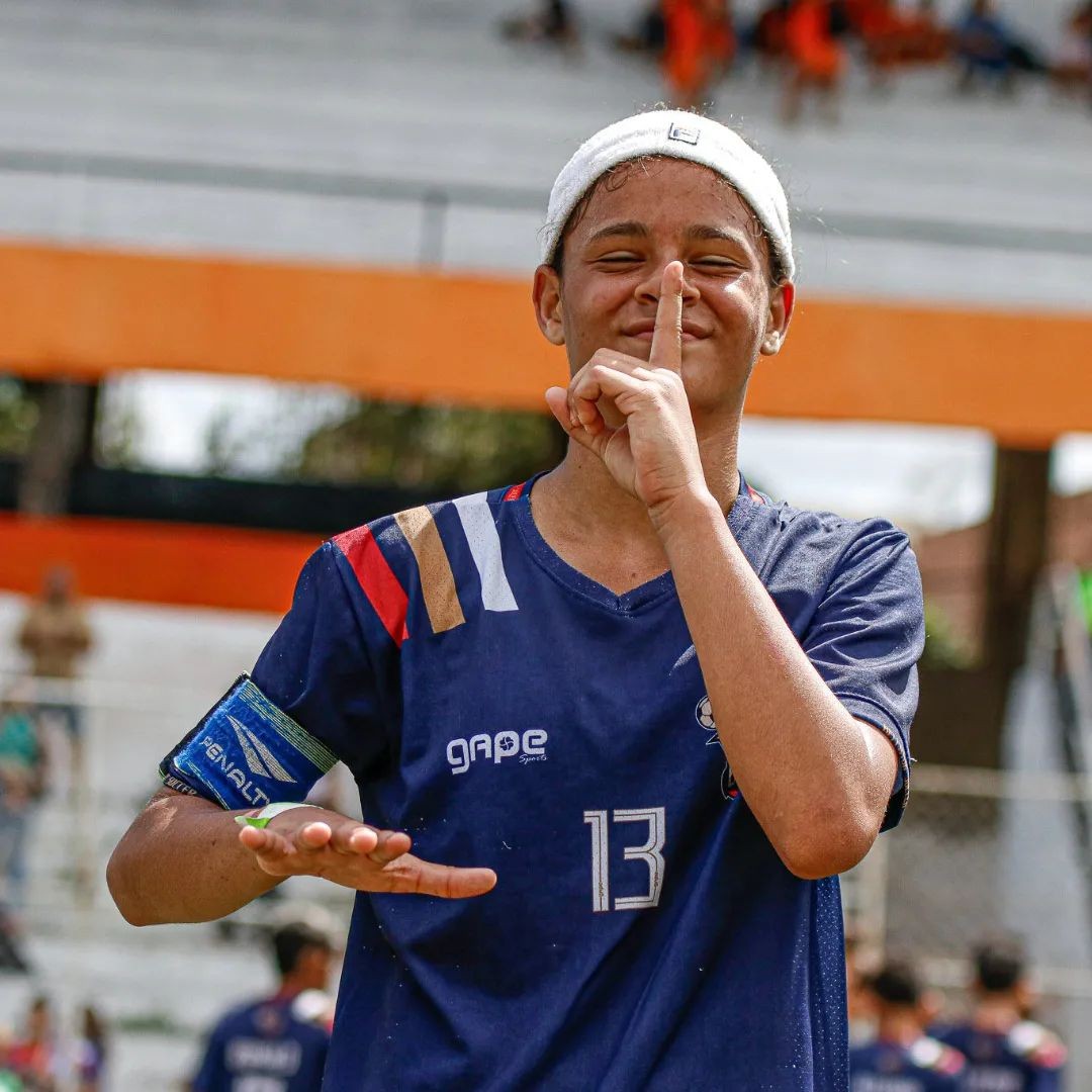 Pernambucana se destaca no futebol masculino e projeta futuro: “Imagino a torcida gritando meu nome”