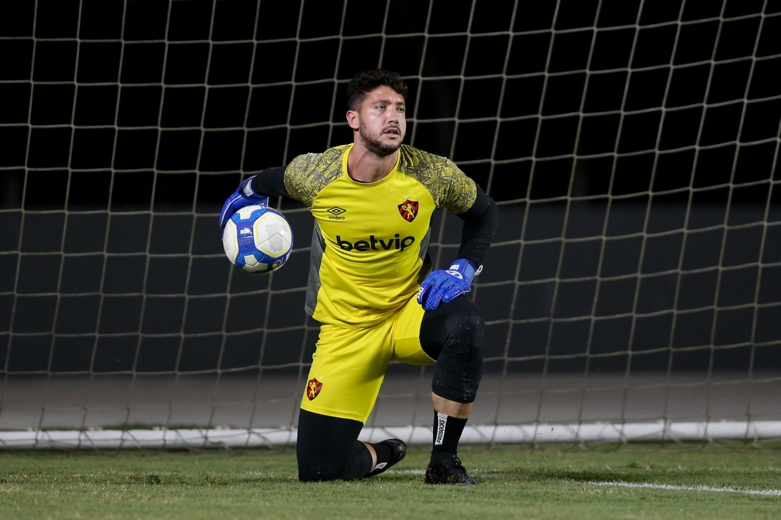 Entorse de Caíque França é leve e goleiro do Sport faz tratamento diário para jogar no domingo