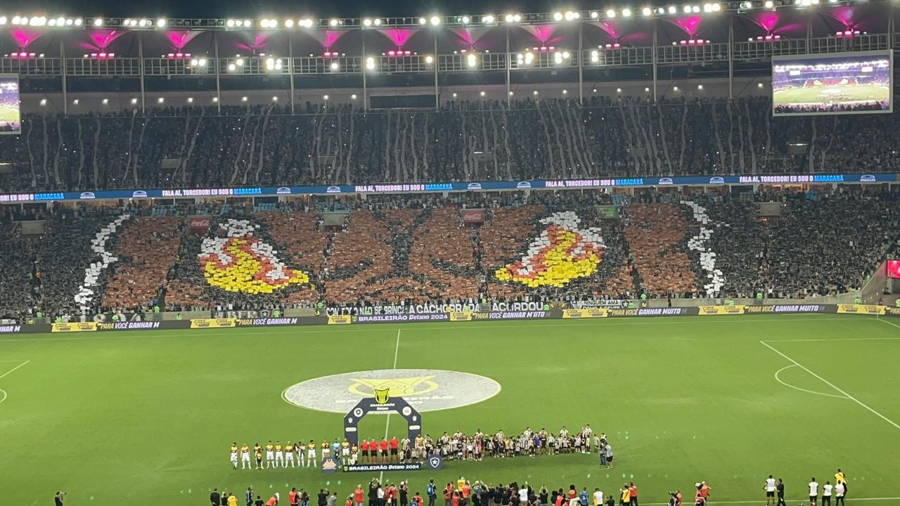 Torcida do Botafogo faz mosaico “em movimento” contra o Criciúma no Maracanã