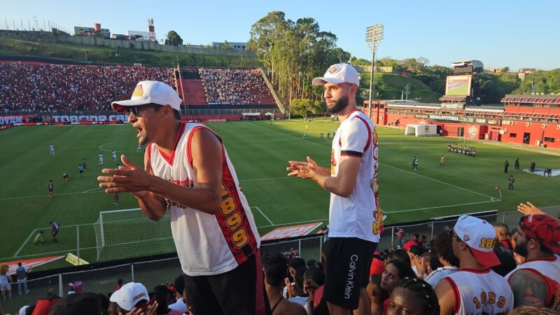 Suspenso, Wagner Leonardo assiste ao jogo do Vitória no meio da torcida organizada; assista