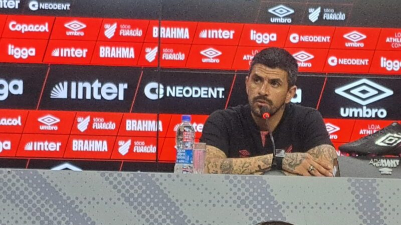 Vitória do Athletico tranquiliza Lucho, que exalta empenho do time: “Não deixou de acreditar”