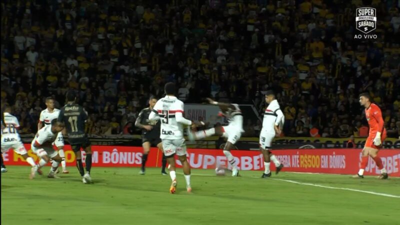 Arboleda fura chute na pequena área em lance de gol do Criciúma contra o São Paulo; assista