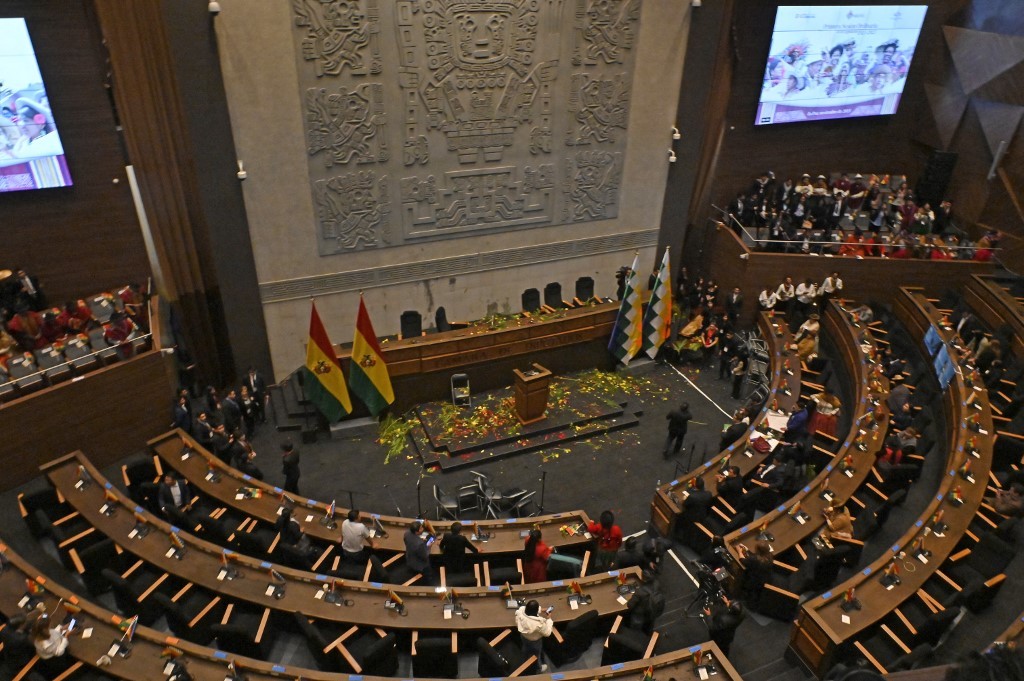 Congressistas da Bolívia aliados a Evo Morales jogam tomates para sabotar discurso do atual presidente