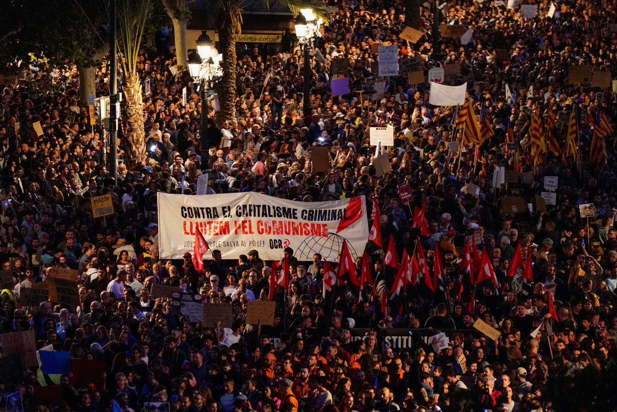 Manifestação reúne milhares em Valência após enchente histórica