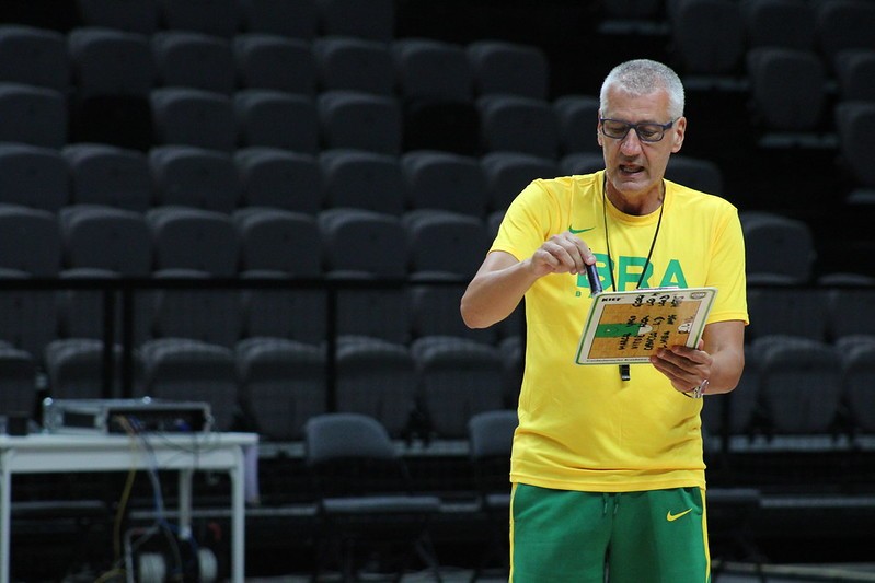 Aleksandar Petrovic cita novo ciclo na seleção brasileira de basquete e “grande ambiente” em Belém