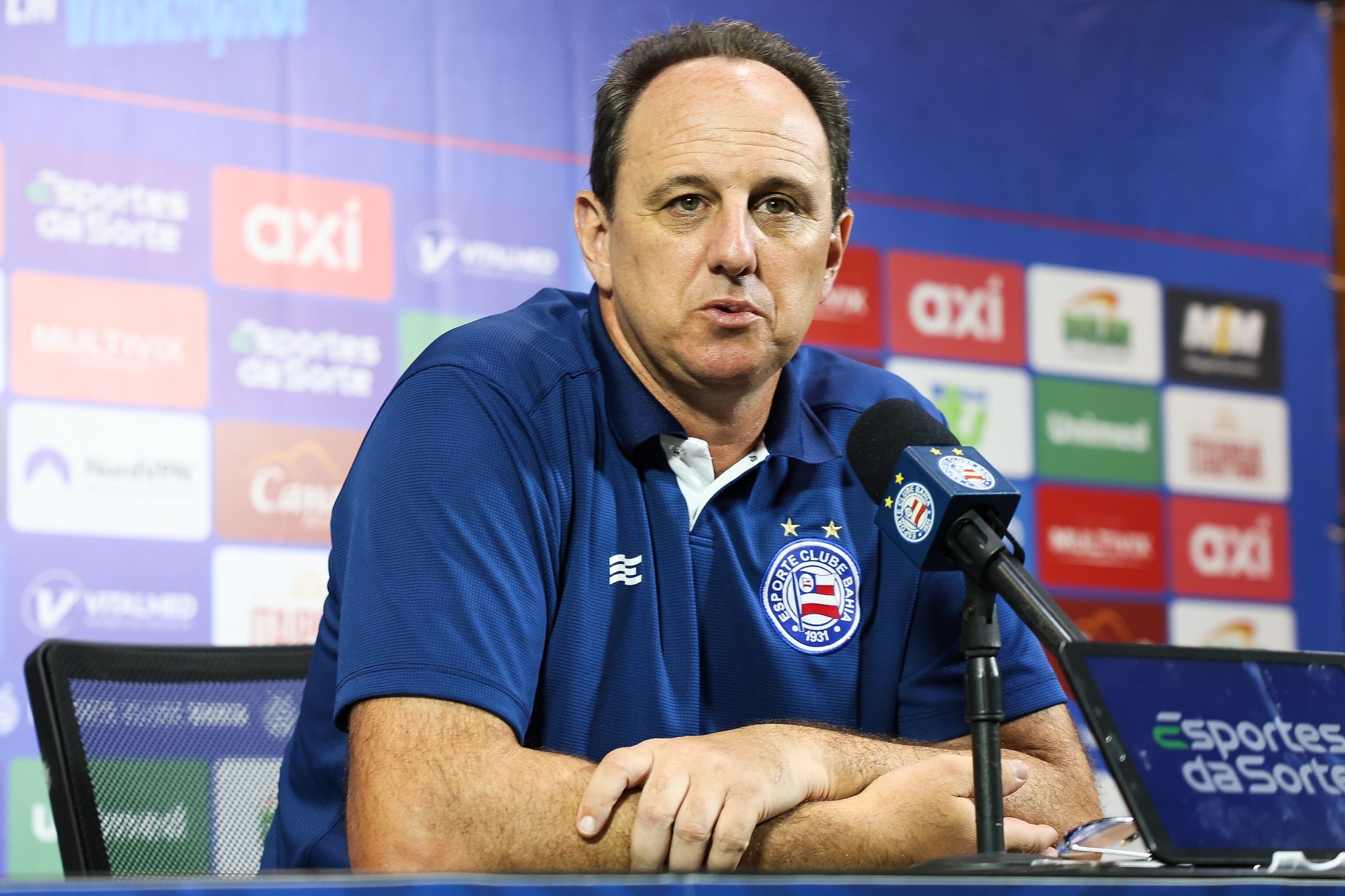 Rogério Ceni cobra “malícia” dos jogadores do Bahia após gol de falta marcado por Veiga; assista