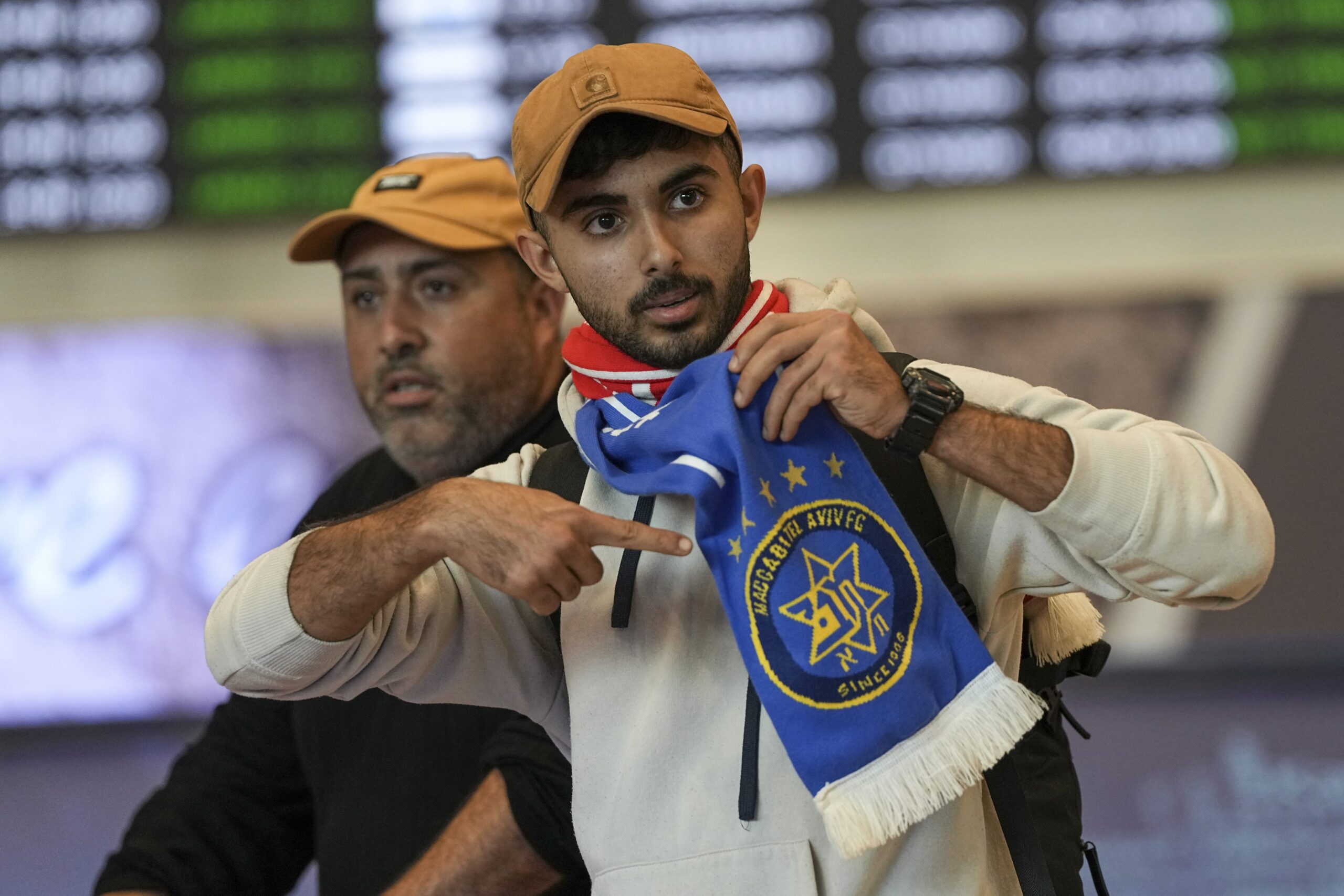 Torcedores israelenses chegam a Tel Aviv após confusão envolvendo jogo de futebol na Holanda