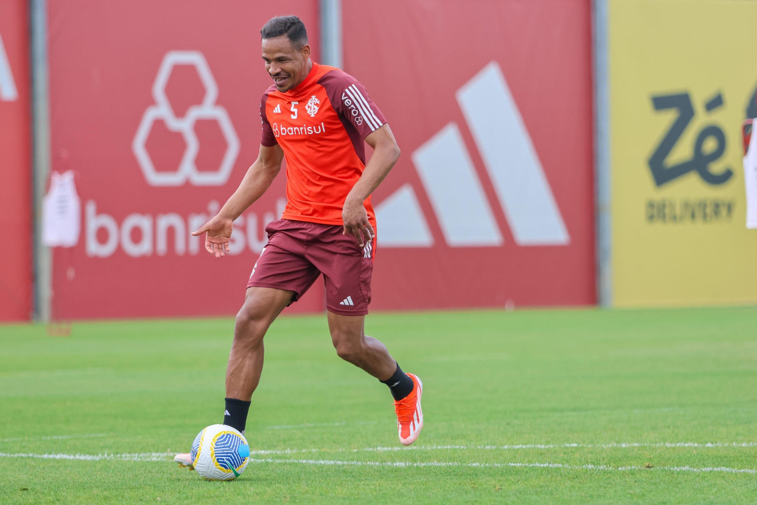 Fernando volta ao Inter após um mês fora e tem papel de manter solidez no meio