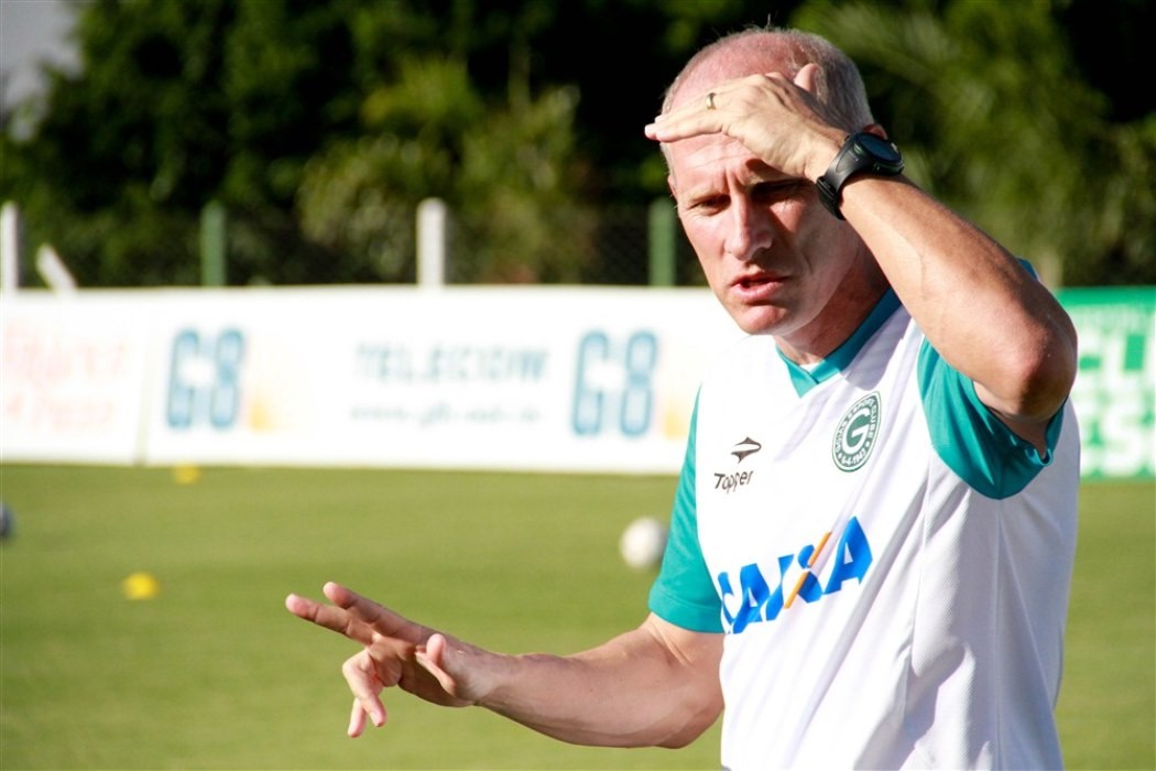 Águia anuncia ex-treinador do Goiás para a temporada 2025