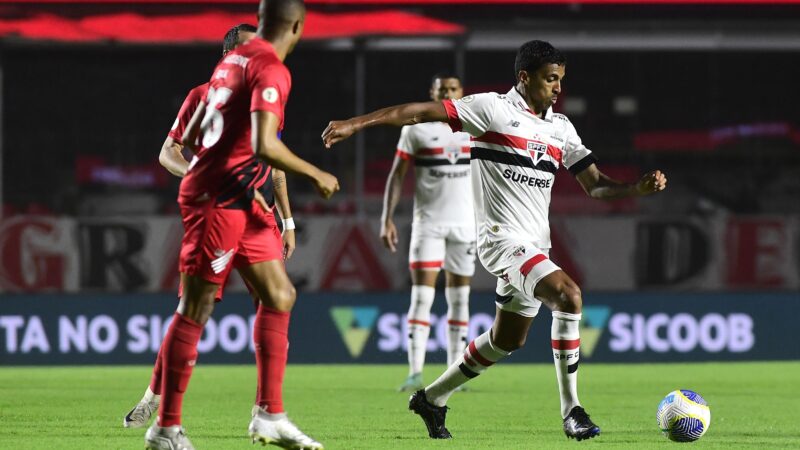 Luiz Gustavo deixa o São Paulo no primeiro tempo com dores no tornozelo; vídeo