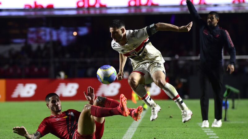 Athletico sofre gol no fim, perde do São Paulo e se afunda na zona de rebaixamento no Brasileirão