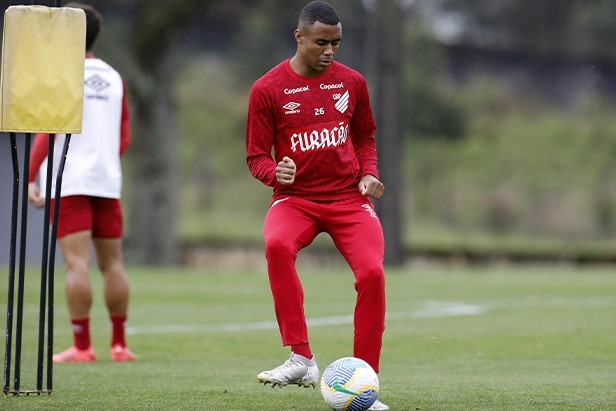 Erick cobra reação do Athletico em sequência na Arena: “Está em jogo a nossa honra”