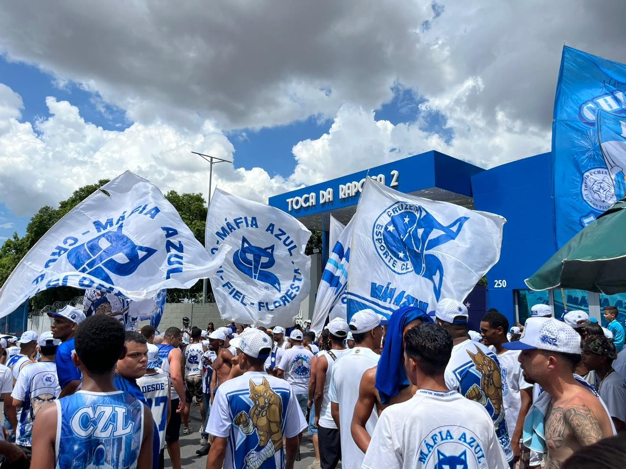 Embarque do Cruzeiro: “aerozêro” começa na Toca com manifestação de apoio da torcida