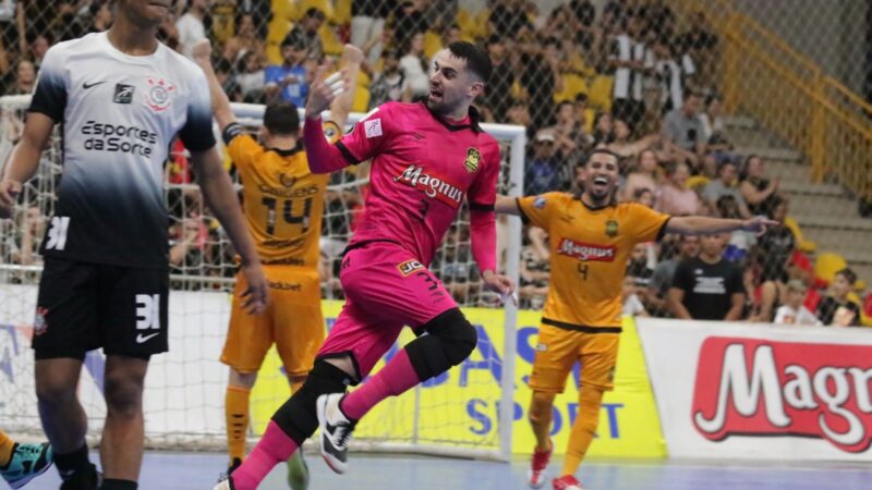 Sorocaba goleia o Corinthians em clássico da semifinal do Paulista de Futsal, em noite com gol de goleiro