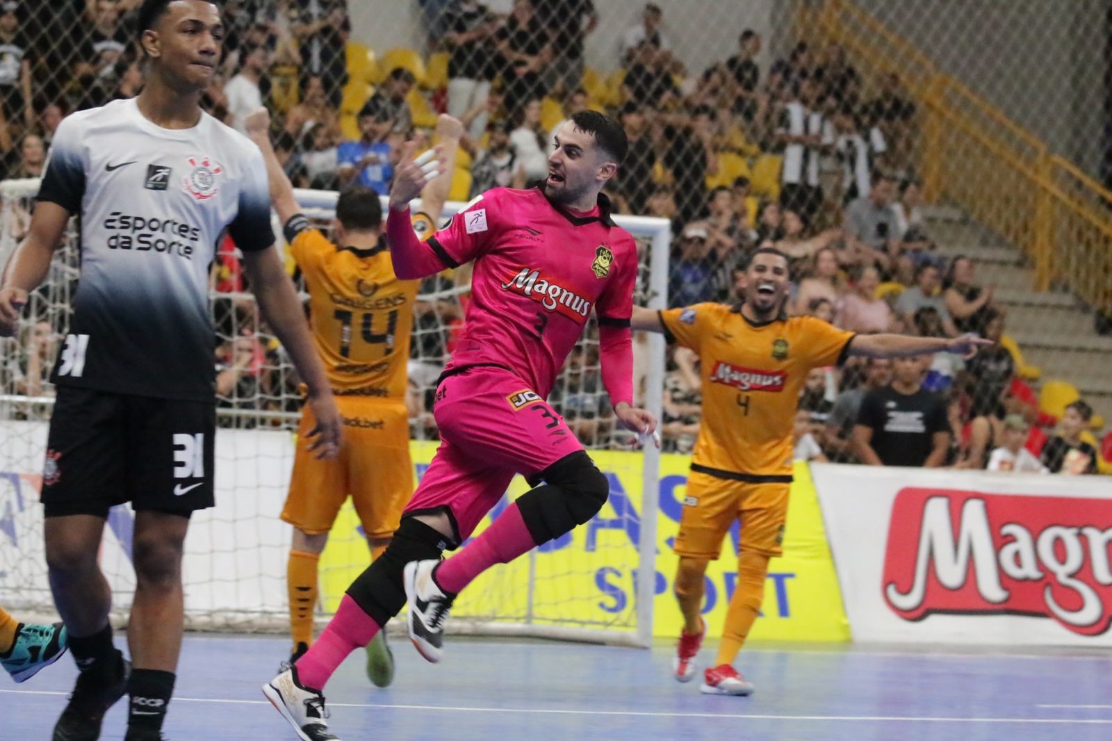 Sorocaba goleia o Corinthians em clássico da semifinal do Paulista de Futsal, em noite com gol de goleiro