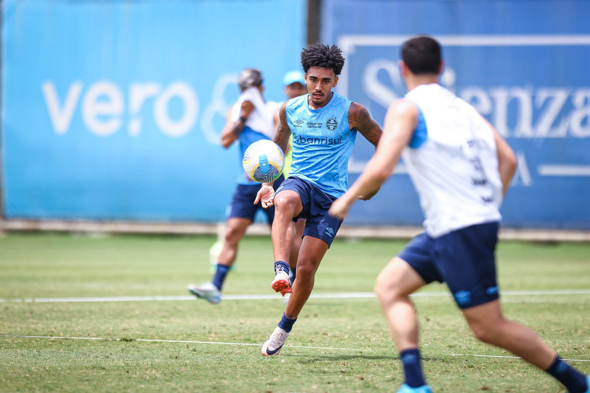 Grêmio antecipa saída de volante Du Queiroz