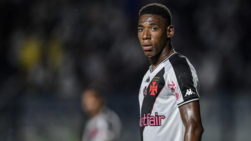 Vasco acerta venda de Léo ao Athletico-PR