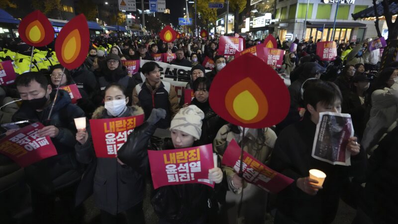 ‘Renuncie imediatamente’: manifestantes marcham em direção a palácio presidencial na Coreia do Sul; VÍDEO