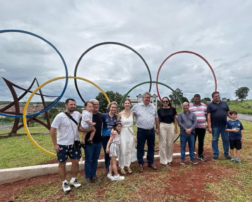 Cidade em MG homenageia líbero Camila Brait com monumento de aros olímpicos: “Representa muito”