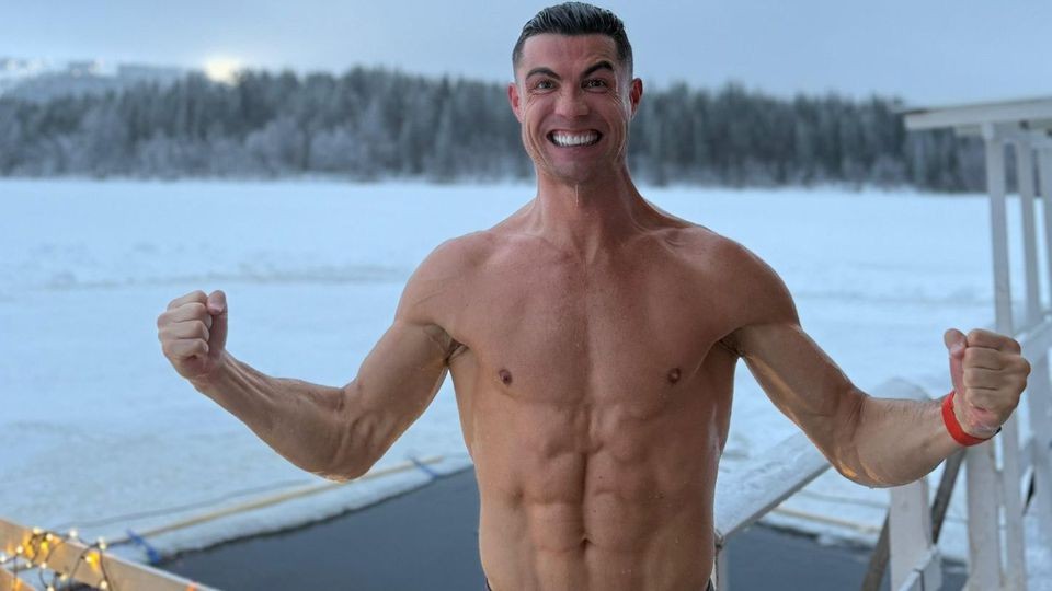 De cueca, Cristiano Ronaldo desafia neve e “20 graus negativos” na Lapônia: “Congelante!☃️❄️”