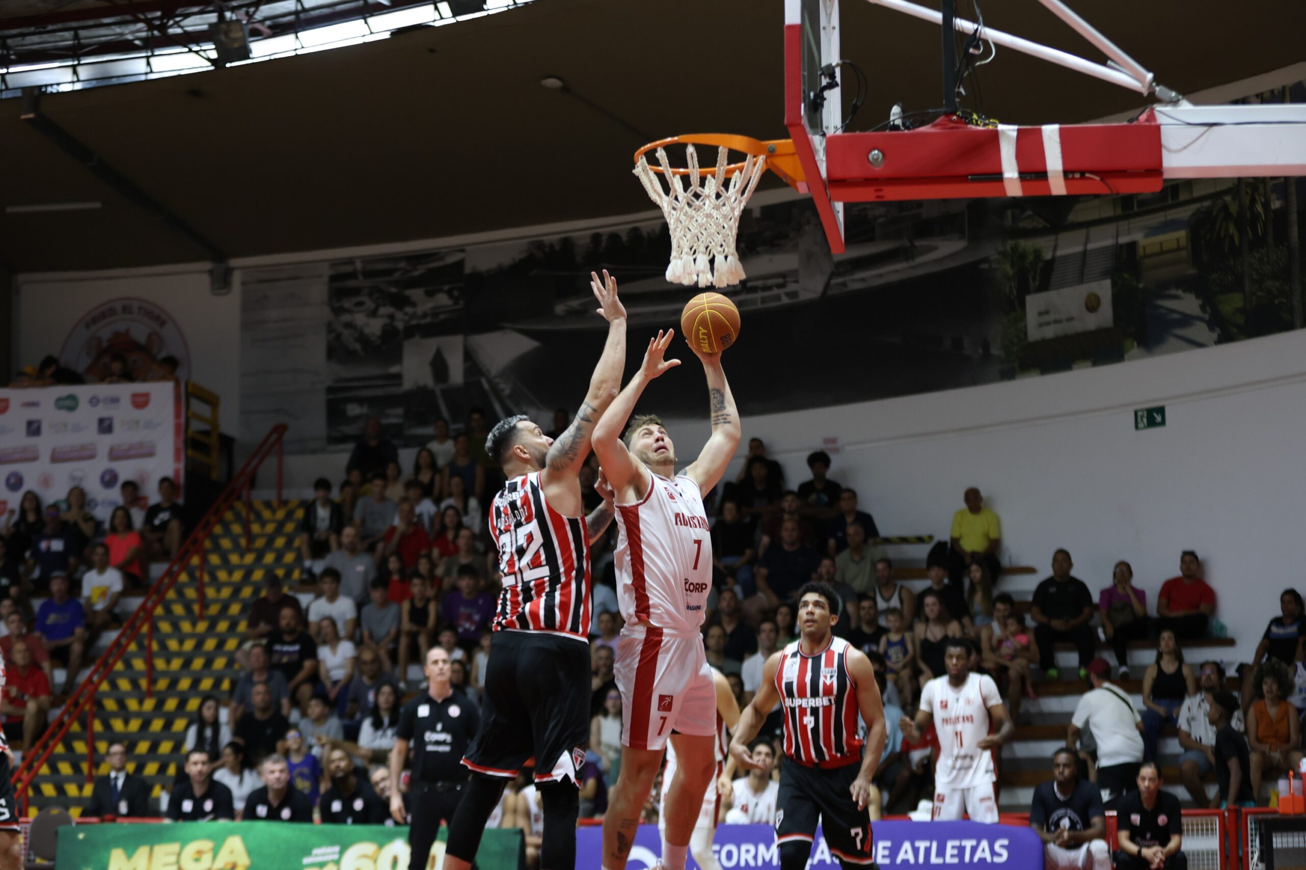 Paulistano bate São Paulo e volta a vencer em casa no NBB