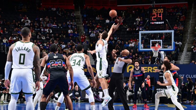 Brook Lopez dá assistência de costas em Bucks x Pistons pela NBA