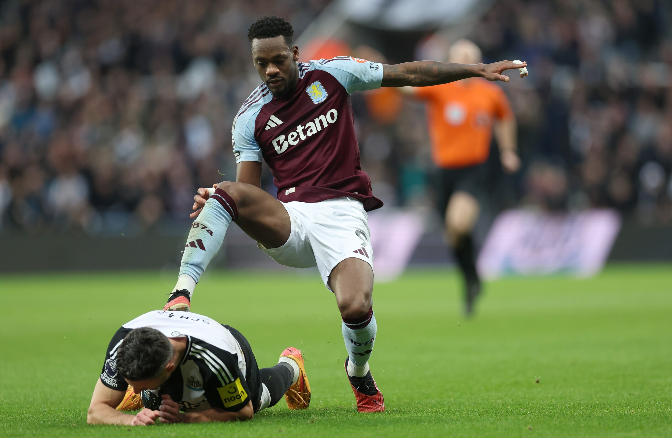 Boxing Day tem Liverpool folgado, pisão, colinha na garrafa e golaço olímpico; veja imagens