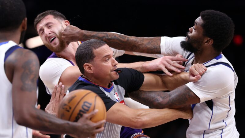 NBA suspende três jogadores após briga com socos durante partida entre Mavericks e Suns