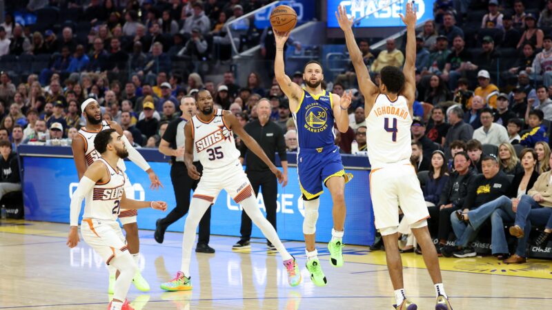 Curry faz cesta absurda em vitória do Warriors sobre o Suns; veja vídeo