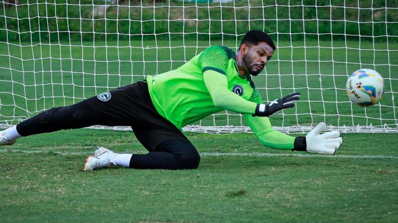 Goiás renova com goleiro Thiago Rodrigues por mais um ano