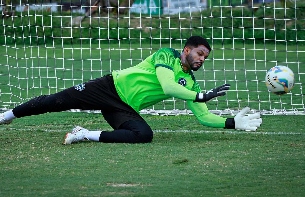 Goiás renova com goleiro Thiago Rodrigues por mais um ano