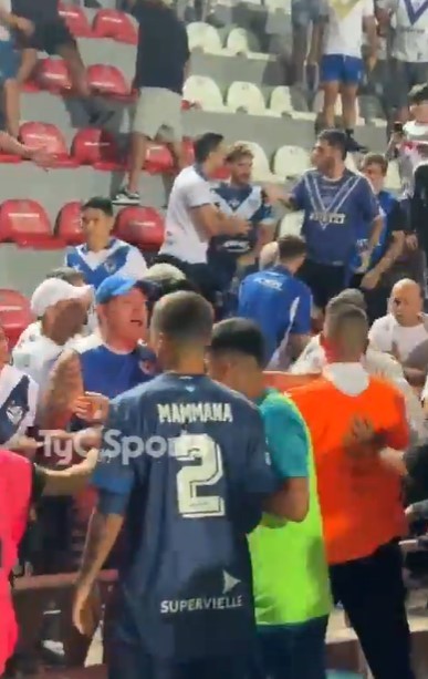 Imagens mostram brigas entre torcedores e jogadores do Vélez após derrota em final; vídeo