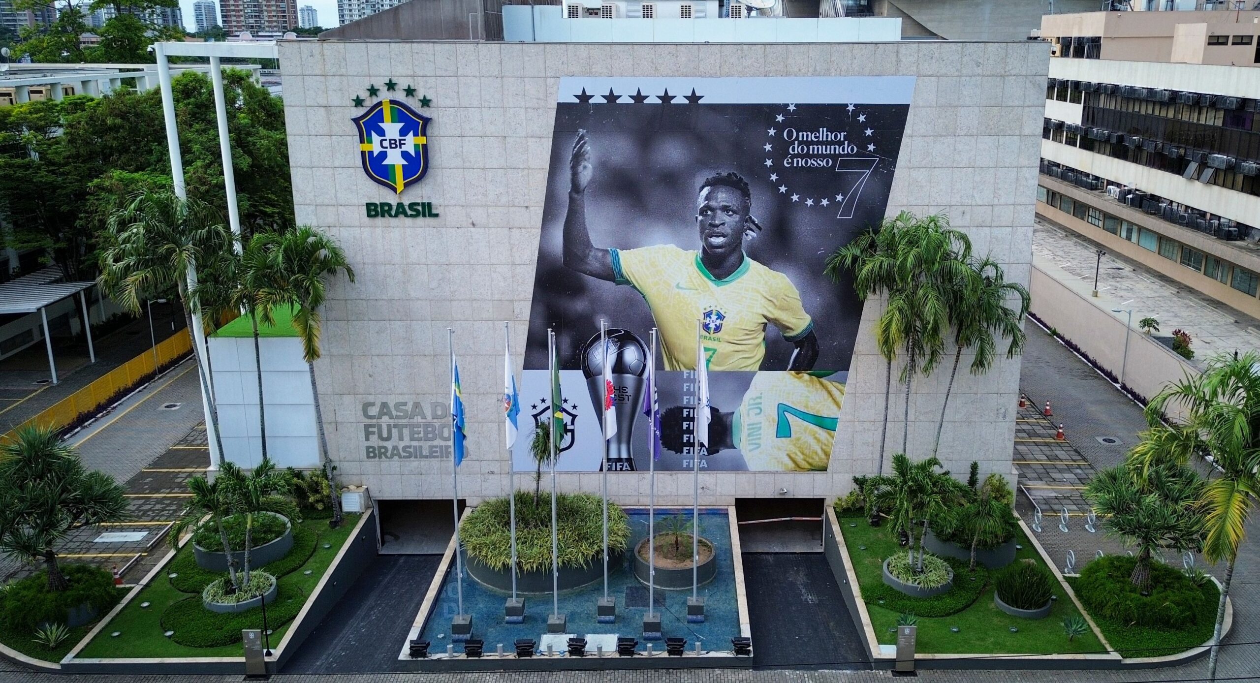 Vini Jr. é homenageado na fachada da CBF após ser eleito o melhor jogador do mundo